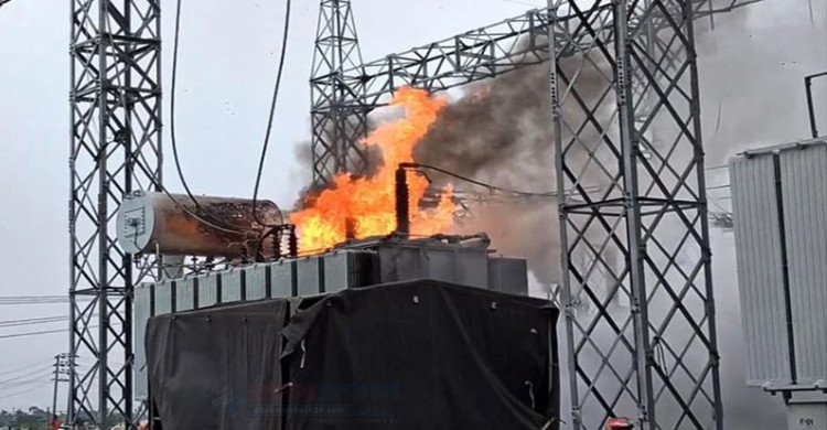 সাতক্ষীরায় গ্রিড স্টেশনে ট্রান্সফরমার বিস্ফোরণে অগ্নিকাণ্ড, জেলাজুড়ে বিদ্যুৎ সরবরাহ বন্ধ